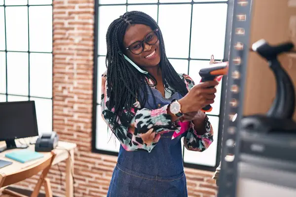 African American Woman Ecommerce Business Worker Scanning Package Talking Smartphone — Stock Photo, Image