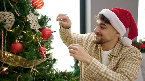Hombre Árabe Joven Decorando Árbol Navidad Casa — Foto de Stock