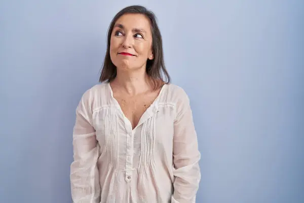 Mujer Hispana Mediana Edad Pie Sobre Fondo Azul Sonriendo Mirando —  Fotos de Stock