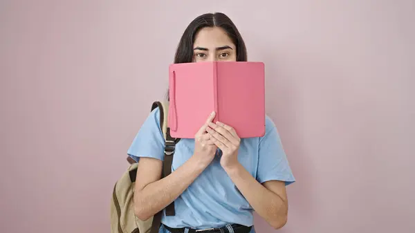 Mladý Krásný Hispánec Žena Student Pokrytí Úst Knihou Nad Izolované — Stock fotografie