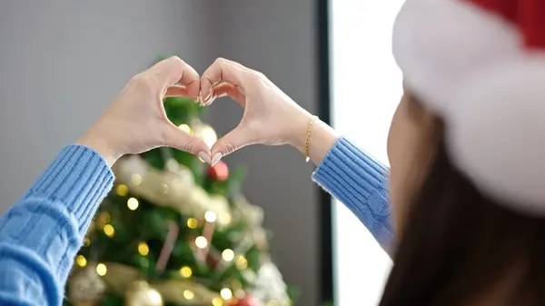 Kafkasyalı Genç Bir Kadın Kalp Şeklinde Evde Noel Kutluyor — Stok fotoğraf