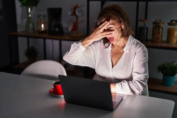 Middle Age Hispanic Woman Using Laptop Home Night Peeking Shock — Stock Photo, Image