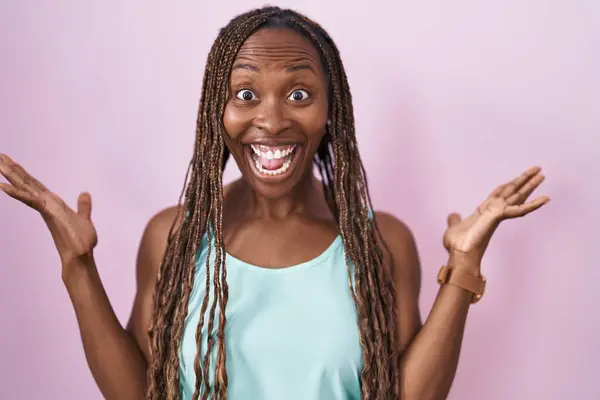 Africano Americano Mulher Sobre Fundo Rosa Comemorando Louco Espantado Com — Fotografia de Stock