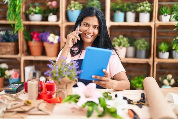 Middle Age Hispanic Woman Florist Talking Smartphone Using Touchpad Florist — Fotografia de Stock