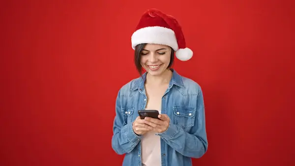 Mladý Kavkazský Žena Sobě Vánoční Klobouk Pomocí Smartphone Přes Izolované — Stock fotografie