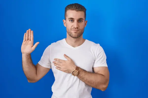 Young Caucasian Man Standing Blue Background Swearing Hand Chest Open — Stock Photo, Image