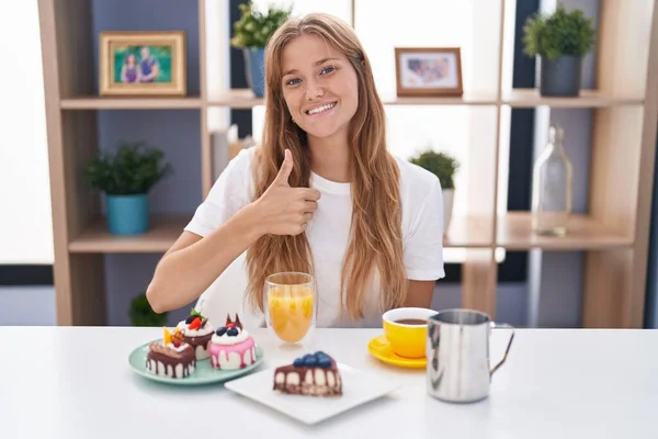 Junge Kaukasische Frau Die Gebäck Zum Frühstück Isst Und Mit — Stockfoto