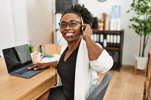 Afričanky Americká Žena Call Centrum Agent Usměvavý Jistý Pracuje Kanceláři — Stock fotografie