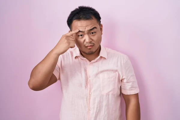 Китайский Молодой Человек Стоящий Розовом Фоне Указывая Несчастный Прыщ Лоб — стоковое фото