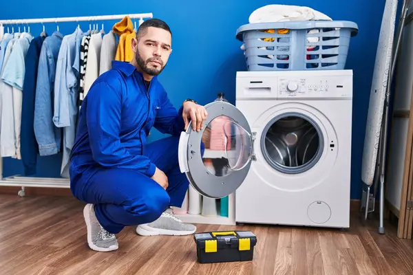 Hispanic Reparatör Arbetar Tvättmaskin Tänkande Attityd Och Nykter Uttryck Ser — Stockfoto