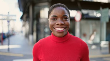 Sokakta kendine güvenen Afrikalı Amerikalı kadın gülümsüyor