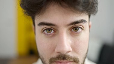 Genç İspanyol adam, evde ciddi bir ifadeye sahip.