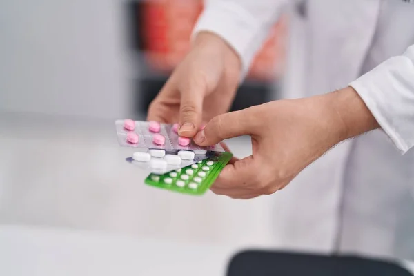 Jeune Femme Pharmacienne Tenant Des Pilules Comprimés Pharmacie — Photo