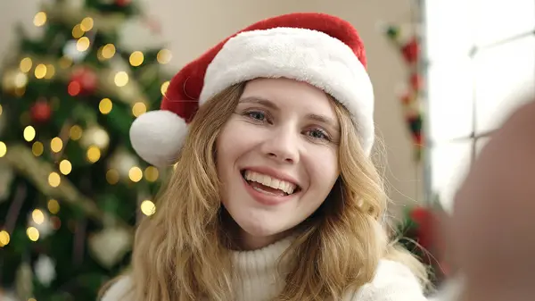 Jeune Femme Blonde Ayant Appel Vidéo Debout Près Arbre Noël — Photo