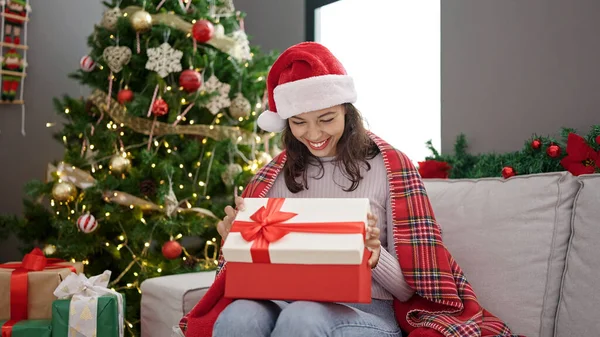 Young Beautiful Hispanic Woman Unpacking Gift Sitting Christmas Tree Home — 图库照片