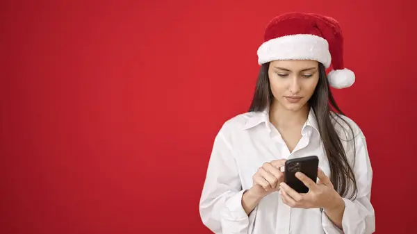 Mladá Krásná Hispánská Žena Sobě Vánoční Klobouk Pomocí Smartphone Přes — Stock fotografie
