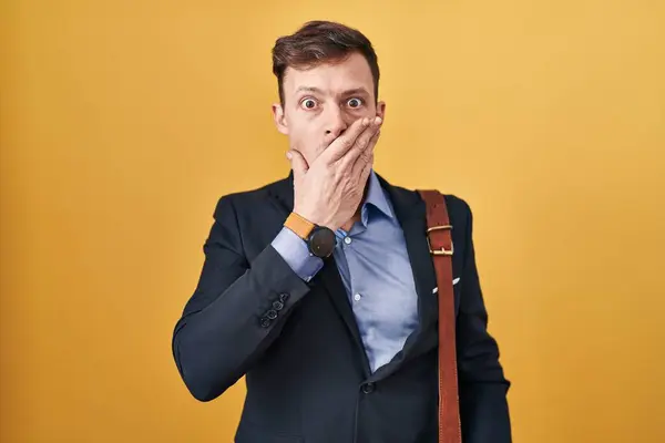 黄色い背景のコーカサス人のビジネスマンは 間違いのために手で口を覆うショックを受けました シークレットコンセプト — ストック写真