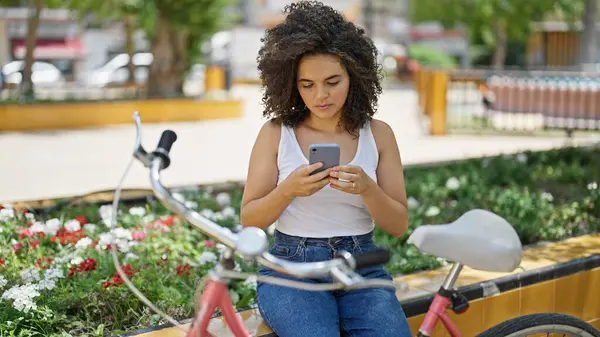 Jovem Bela Mulher Hispânica Motociclista Usando Smartphone Sentado Banco Parque — Fotografia de Stock