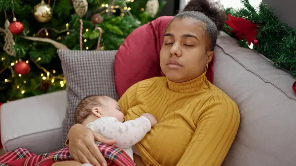 Mãe Filho Celebrando Natal Dormindo Sofá Enquanto Amamenta Bebê Casa — Fotografia de Stock