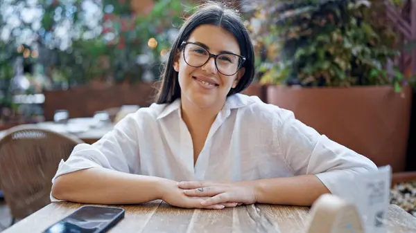 Junge Schöne Hispanische Frau Mit Brille Lächelt Glücklich Auf Dem — Stockfoto