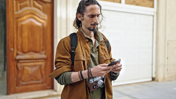 Joven Turista Hispano Usando Smartphone Calle —  Fotos de Stock