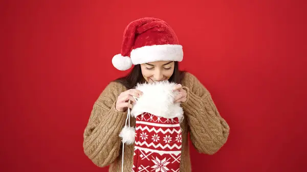 Jovem Bela Mulher Hispânica Vestindo Chapéu Natal Olhando Para Dentro — Fotografia de Stock
