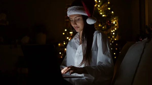 Mladá Krásná Hispánská Žena Pomocí Notebooku Slaví Vánoce Doma — Stock fotografie