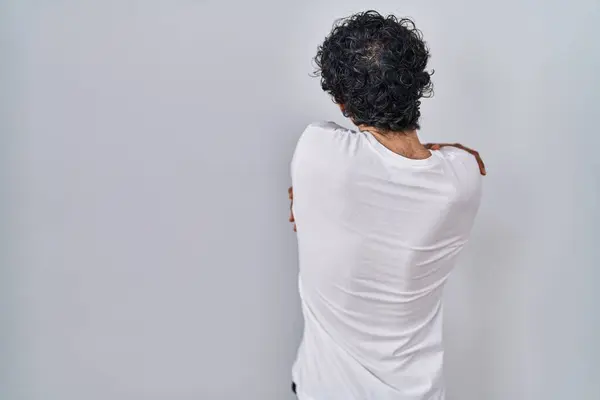Hispanic Man Standing Isolated Background Hugging Oneself Happy Positive Backwards — Stock Photo, Image