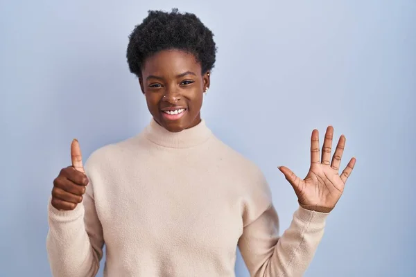 African American Woman Standing Blue Background Showing Pointing Fingers Number — Stock Photo, Image