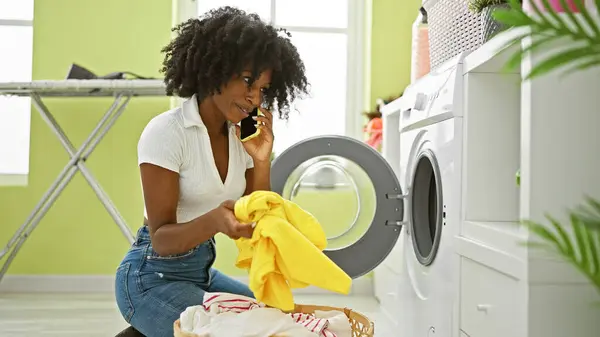 Africano Americano Mulher Falando Smartphone Lavar Roupas Sorrindo Lavanderia — Fotografia de Stock