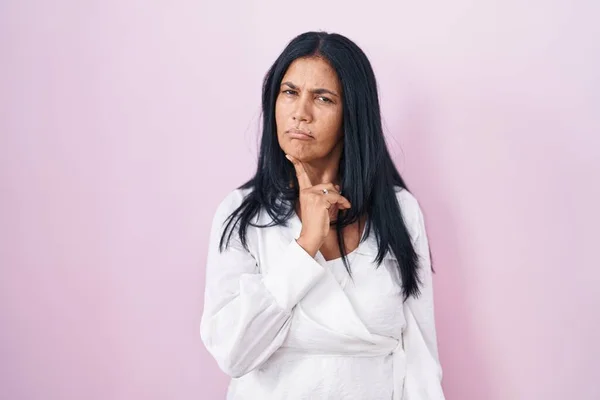 Mujer Hispana Madura Pie Sobre Fondo Rosa Pensando Concentrada Duda —  Fotos de Stock