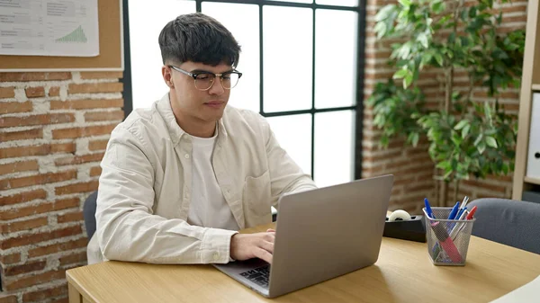 Young Hispanic Man Business Worker Using Laptop Working Office — Stockfoto
