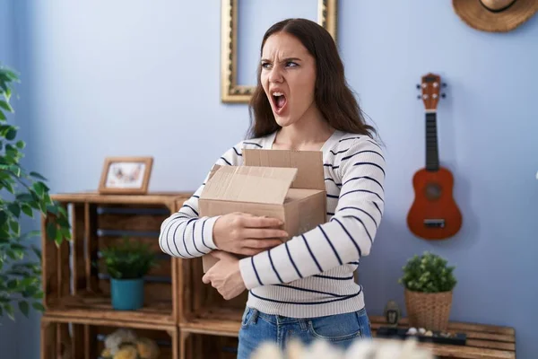 Joven Chica Hispana Abriendo Caja Cartón Enojada Loca Gritando Frustrada — Foto de Stock