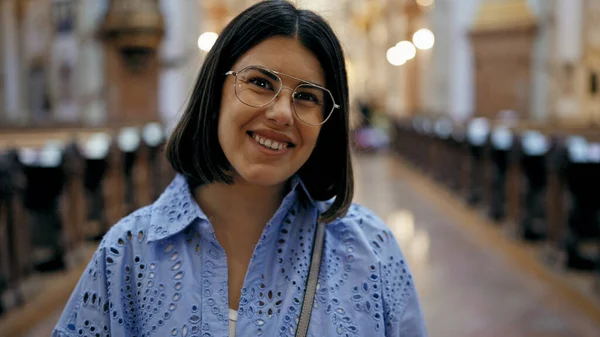 Nuori Kaunis Latino Nainen Vierailee Kirkossa Karl Borromus Kirkko — kuvapankkivalokuva