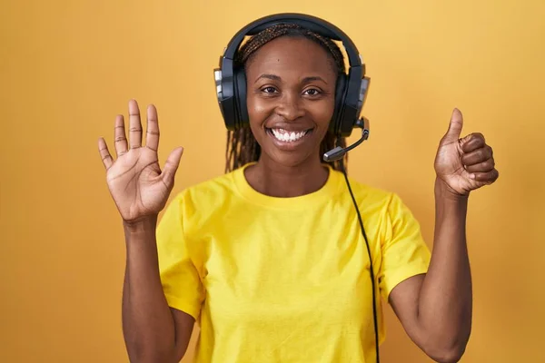 Femme Afro Américaine Écoutant Musique Aide Écouteurs Montrant Pointant Vers — Photo