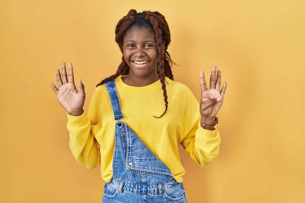 Sarı Arka Planda Duran Afrikalı Kadın Dokuz Numarayı Gösterip Işaret — Stok fotoğraf