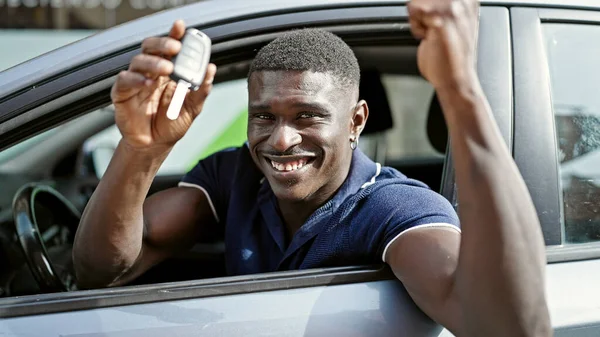 Afro Amerikaanse Man Met Sleutel Van Nieuwe Auto Vieren Straat — Stockfoto