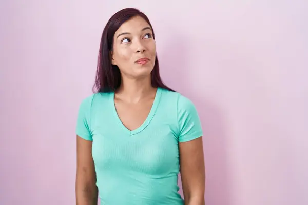 Young Hispanic Woman Standing Pink Background Smiling Looking Side Staring — 图库照片