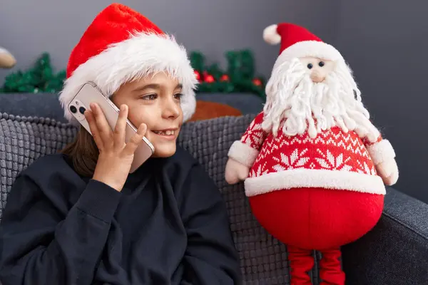 Sevimli Spanyol Çocuk Akıllı Telefonuyla Konuşuyor Noel Süslemeleri Için Koltukta — Stok fotoğraf