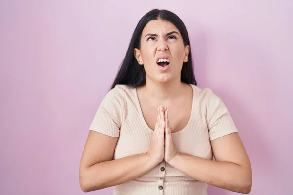 Young Hispanic Woman Standing Pink Background Begging Praying Hands Together — Stock Photo, Image