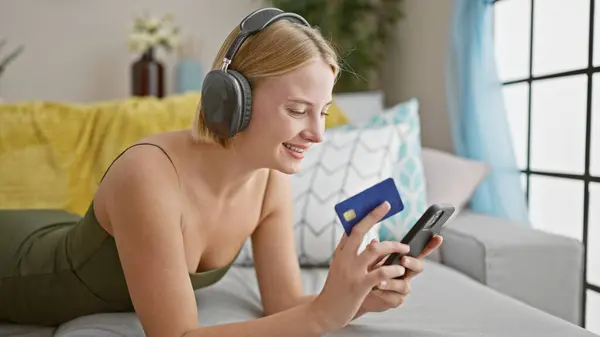 Joven Rubia Compras Con Smartphone Tarjeta Crédito Escuchando Música Casa — Foto de Stock