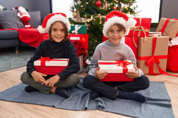 Noel Evde Kutlayan Sevimli Çocuklar — Stok fotoğraf