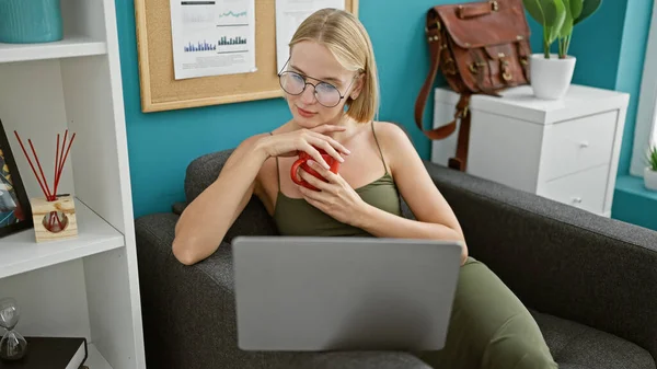 Joven Mujer Rubia Trabajadora Negocios Usando Laptop Bebiendo Café Oficina — Foto de Stock