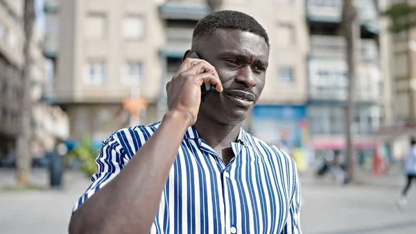 Hombre Afroamericano Hablando Smartphone Con Expresión Seria Calle —  Fotos de Stock