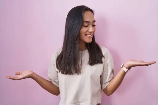 Joven Mujer Hispana Pie Sobre Fondo Rosa Sonriendo Mostrando Ambas —  Fotos de Stock