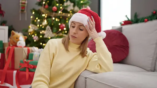 Mladá Blondýnka Žena Sedí Podlaze Vánočního Stromku Vypadá Rozrušeně Doma — Stock fotografie