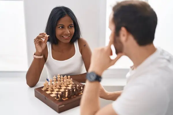 Man Woman Interracial Couple Playing Chess Home — Stockfoto