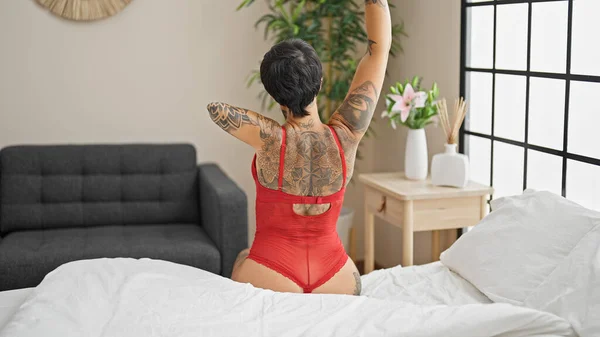 Mujer Hispana Con Brazo Amputado Que Despierta Estirando Brazo Dormitorio — Foto de Stock