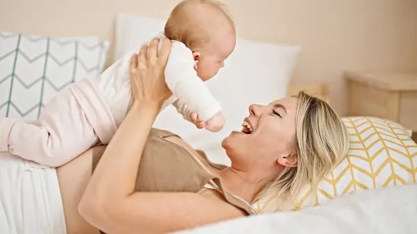 Anne Kızı Yatakta Uzanıyorlar Bebeği Kucağında Tutuyorlar — Stok fotoğraf