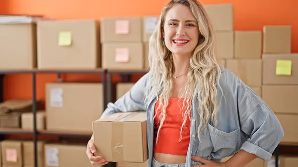 Genç Sarışın Kadın Ecommerce Işçisi Ofiste Gülümseyen Bir Paket Tutuyor — Stok fotoğraf